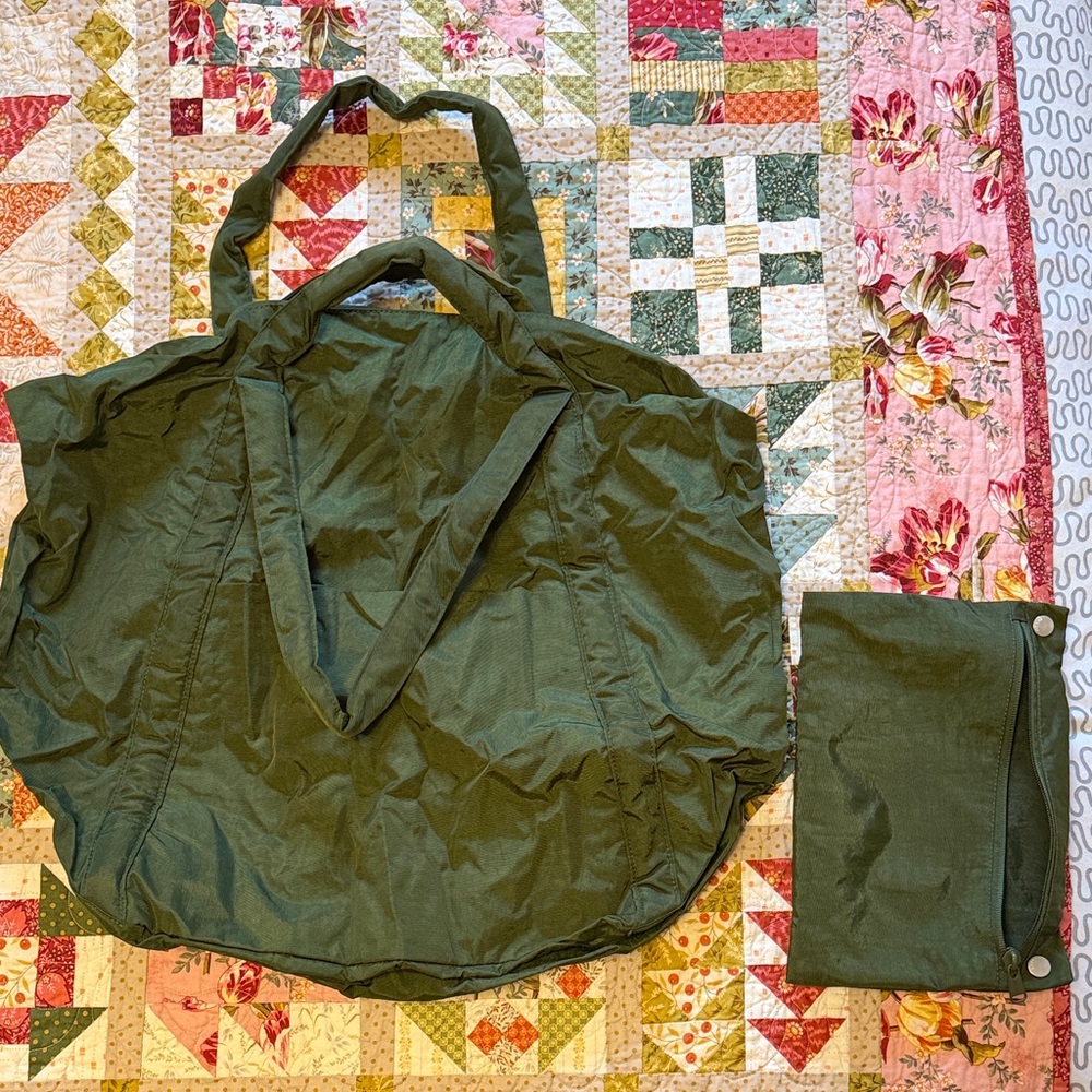 BAGGU Cloud Travel Bag in Bay Laurel
